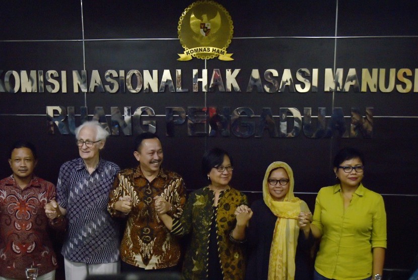 Komisi Nasional Hak Asasi Manusia (Komnas HAM) memperkenalkan M Choirul Anam (kiri), Franz Magnis Suseno (kedua kiri), Ahmad Taufan Damanik (ketiga kiri), Sandrayati Moniaga (ketiga kanan), Alissa Wahid (kedua kanan) dan Bivitri Susanti (kanan) sebagai Tim Bentukan Sidang Paripurna terkait proses hukum kasus Novel Baswedan di Jakarta, Jumat (9/3). 