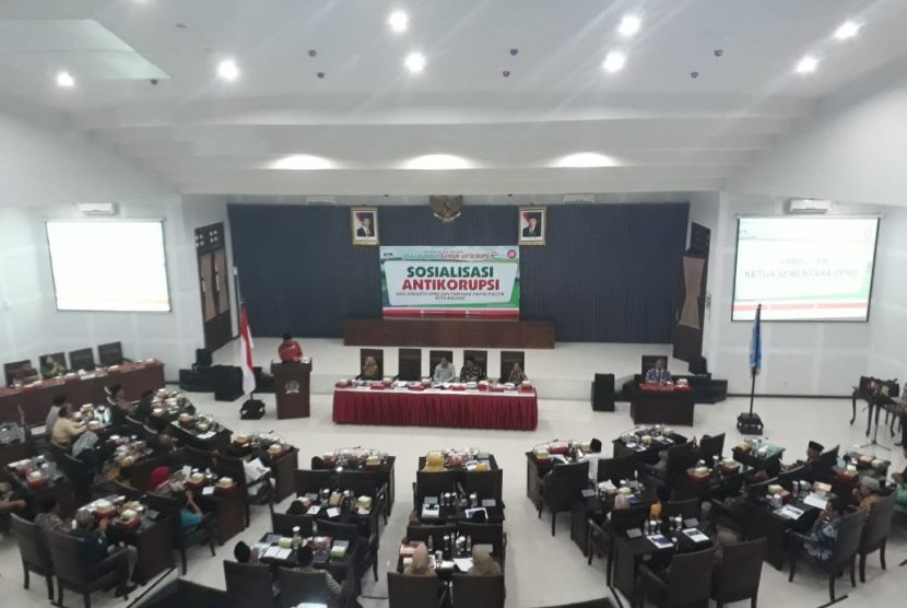 Komisi Pemberantasan Korupsi (KPK) memberikan pembekalan di Gedung DPRD Kota Malang, Jumat (6/9).