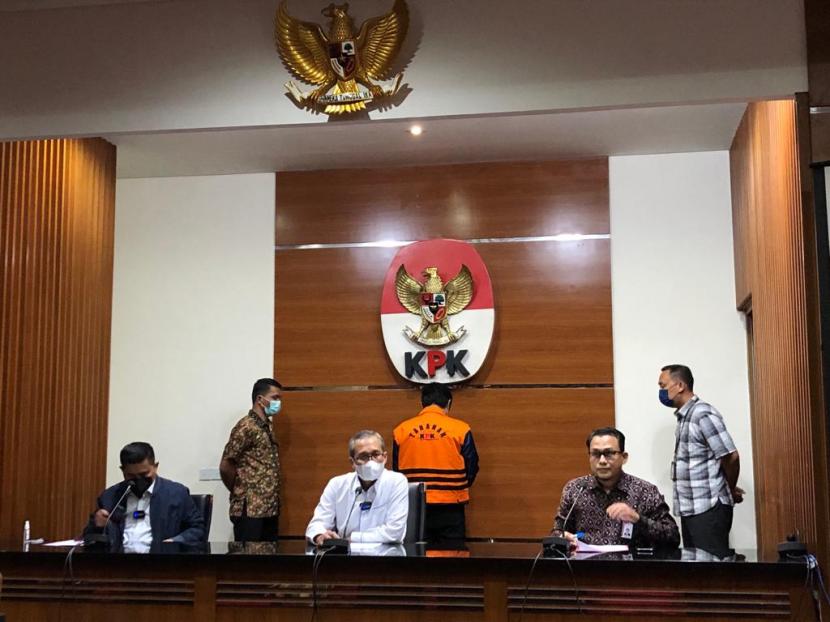 Komisi Pemberantasan Korupsi (KPK) menahan mantan bupati Tanah Bumbu, Mardani Maming. Dia resmi mengenakan rompi oranye KPK setelah terjerat kasus dugaan suap dan gratifikasi pemberian izin usaha pertambangan (IUP) di Kabupaten Tanah Bumbu, Kalimantan Selatan tahun 2010-2022.
