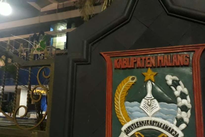 Komisi Pemberantasan Korupsi (KPK) menggeledah Pendopo Kabupaten Malang, Senin malam (8/10).