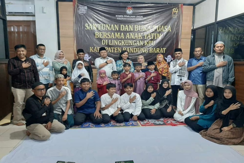 Komisi Pemilihan Umum Kabupaten Bandung Barat menggelar santunan dan Buka Puasa bersama 17 anak Yatim Piatu di Lingkungan KPU Kab. Bandung Barat dari Paguyuban Paket Amal dari Kp. Ciburuy RW 05 Kecamatan Padalarang. 