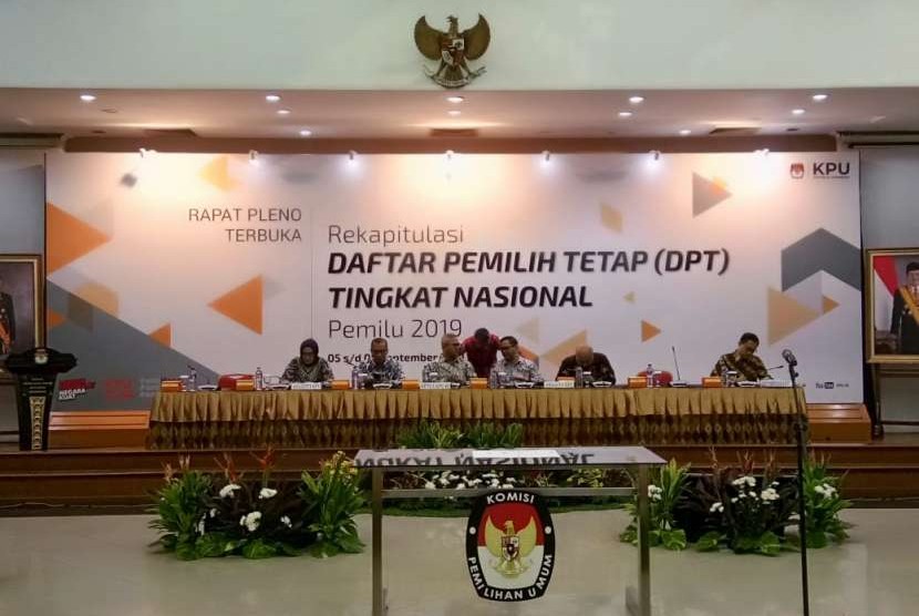 Komisi Pemilihan Umum (KPU) menggelar Rapat Pleno Terbuka Rekapitulasi Daftar Pemilih Tetap Tingkat Nasional Pemilu 2019 di Kantor Pusat KPU, Menteng, Jakarta Pusat, Rabu (5/9). Total jumlah DPT dalam negeri tercatat sebanyak 185.732.093 pemilih. 