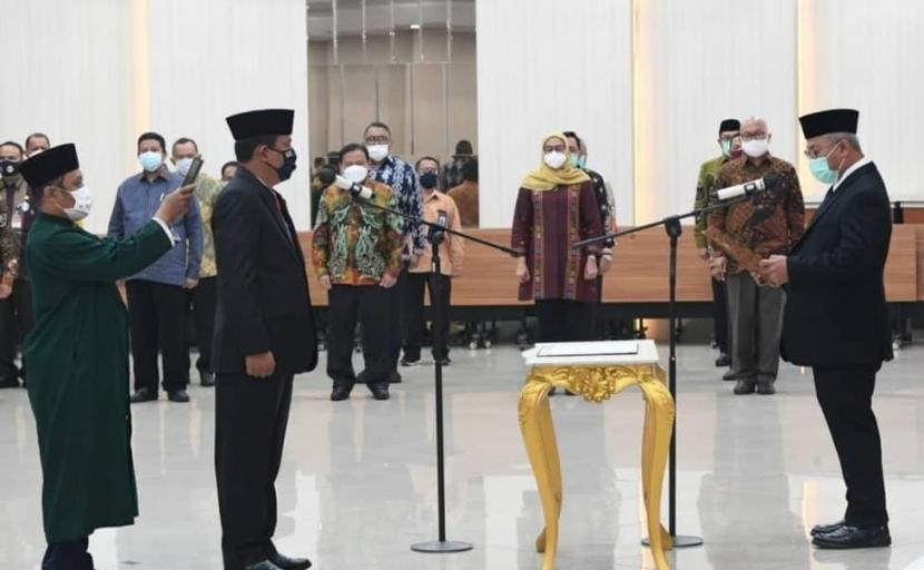 Komisi Pemilihan Umum (KPU) RI resmi melantik Drs. Bernad Dermawan Sutrisno, M.Si sebagai Sekretaris Jenderal (Sekjen) KPU RI di Ruang Sidang Utama Lantai 2, Gedung KPU RI, Jakarta, Rabu (6/1).