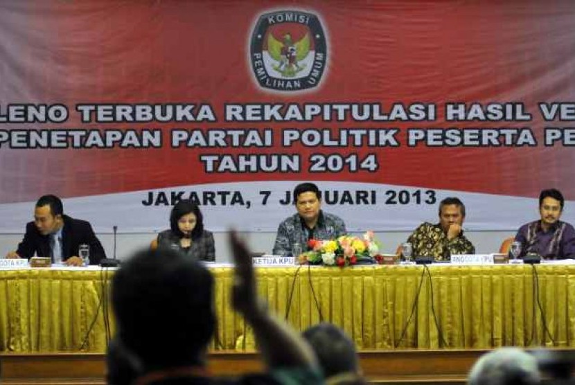 Komisi Pemilihan umum menggelar rapat pleno rekapitulasi hasil verifikasi partai politik di Gedung KPU, Jakarta, Senin (7/1/2012) .