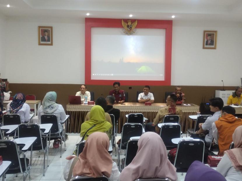 Komisi Penanggulangan AIDS (KPA) Provinsi Jawa Barat mengadakan rapat koordinasi dan sosialisasi terkait program pencegahan dan penanggulangan HIV-AIDS di SMK Negeri 2 Kota Bandung, Rabu (15/11/2023).