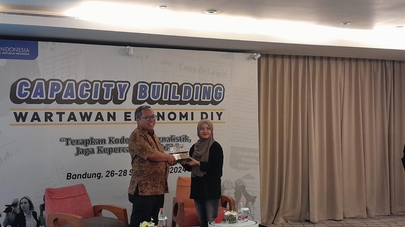 Komisi Pendidikan Pelatihan dan Pengembangan Dewan Pers, Tri Agung Kristanto (kiri) dan Kepala Tim Implementasi Kajian Ekonomi Daerah (KEKDA) BI DIY, Dian Wening Tiastuti (kanan) dalam kegiatan Capacity Building Wartawan Ekonomi DIY di Hotel Sensa, Bandung, Jawa Barat, Kamis (26/9/2024). 