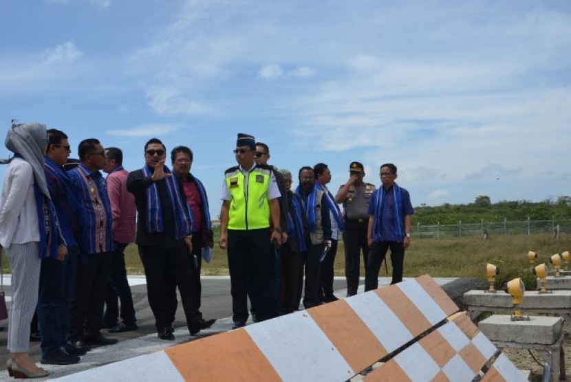 Komisi V DPR RI meninjau Bandara Udara Mathilda Batlayeri.