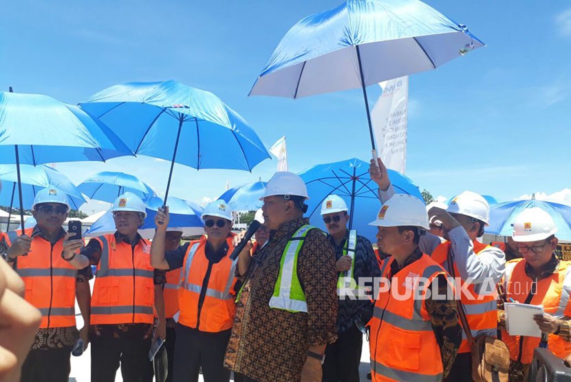 Komisi VI DPR RI meninjau perkembangan pembangunan PLTGU Lombok Peaker di Mataram, NTB, Selasa (27/2).