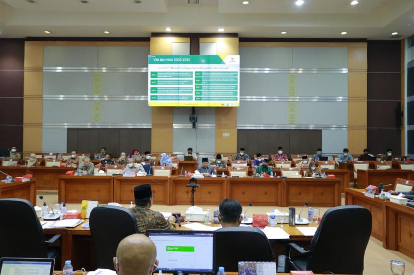 Komisi VIII Dewan Perwakilan Rakyat (DPR) RI mendorong optimalisasi anggaran dari APBN guna memperkuat kelembagaan Badan Amil Zakat Nasional (BAZNAS).   Hal tersebut disampaikan Ketua Komisi VIII DPR RI, Yandri Susanto dalam Rapat Dengar Pendapat (RDP) Komisi VIII DPR RI dengan BAZNAS dan Badan Wakaf Indonesia (BWI) di Gedung DPR, Komplek Parlemen, Jakarta, Senin (13/9). 