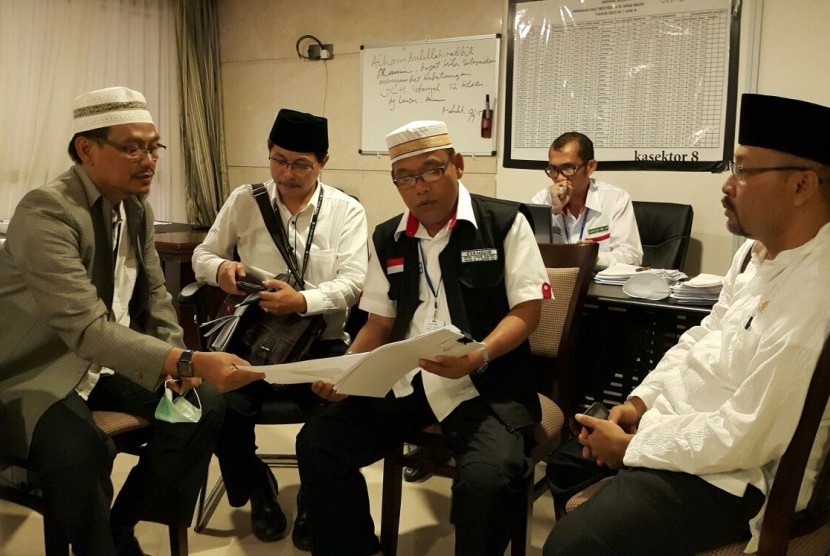 Komisi VIII Dewan Perwakilan Rakyat Republik Indonesia (DPR RI) dari Fraksi Partai Keadilan Sejahtera (PKS) Abdul Fikri Faqih saat memantau fasilitas jamaah di Makkah