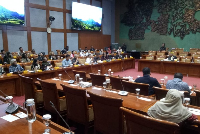 Komisi X Dewan Perwakilan Rakyat (DPR) RI melakukan Rapat Dengar Pendapat Umum (RDPU) dengan sejumlah senimana peduli Taman Ismail Marzuki (TIM), di Gedung Nusantara I, Kompleks Parlemen, Jakarta Pusat, Senin (17/2). 