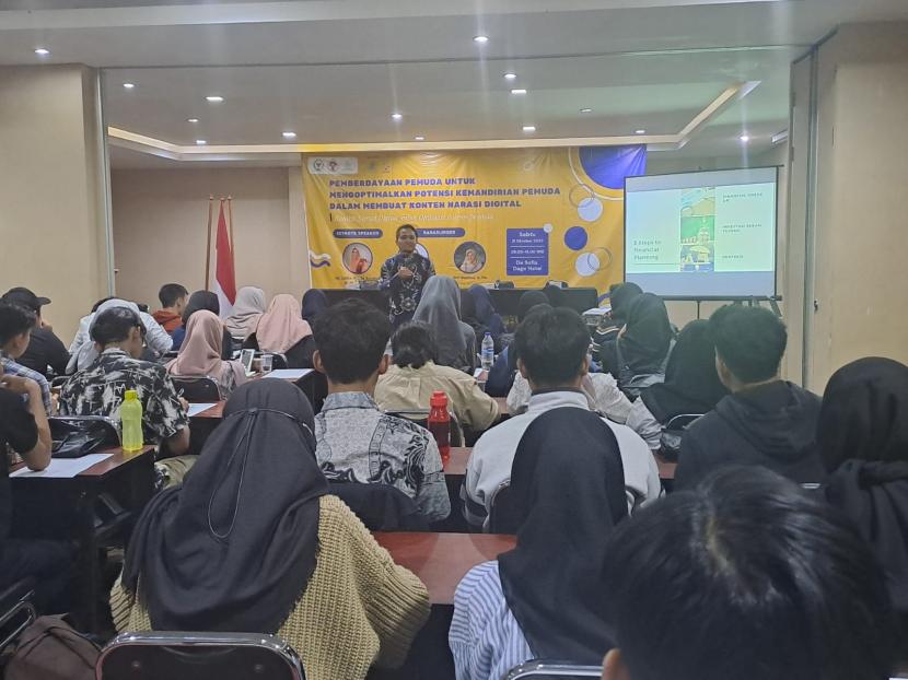 Komisi X DPR RI bekerja sama dengan Kementerian Pemuda Olahraga memberikan pelatihan membuat konten digital yang positif pada puluhan milenial Bandung, Sabtu (21/10/2023).