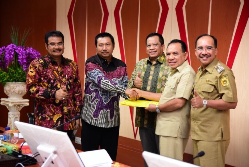 Komisi X DPR RI dan Direktur Pembinaan Kementrian Pendidikan dan Kebudayaan menyerahkan tambahan anggaran pendidikan sejumlah Rp 828 milyar untuk Nusa Tenggara Timur (NTT). 