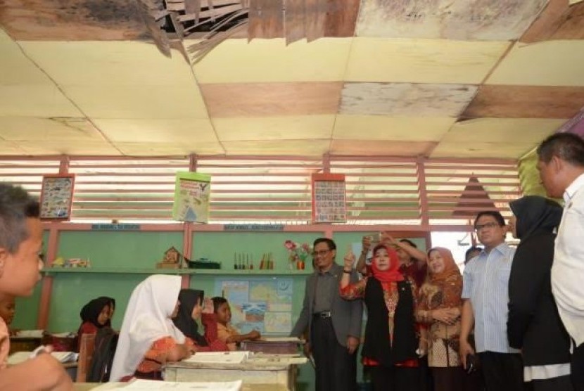 Komisi X DPR RI melakukan kunjungan ke Kabupaten Kubu Raya, Provinsi Kalimantan Barat untuk meninjau sarana dan prasarana pendidikan, Selasa (9/5).