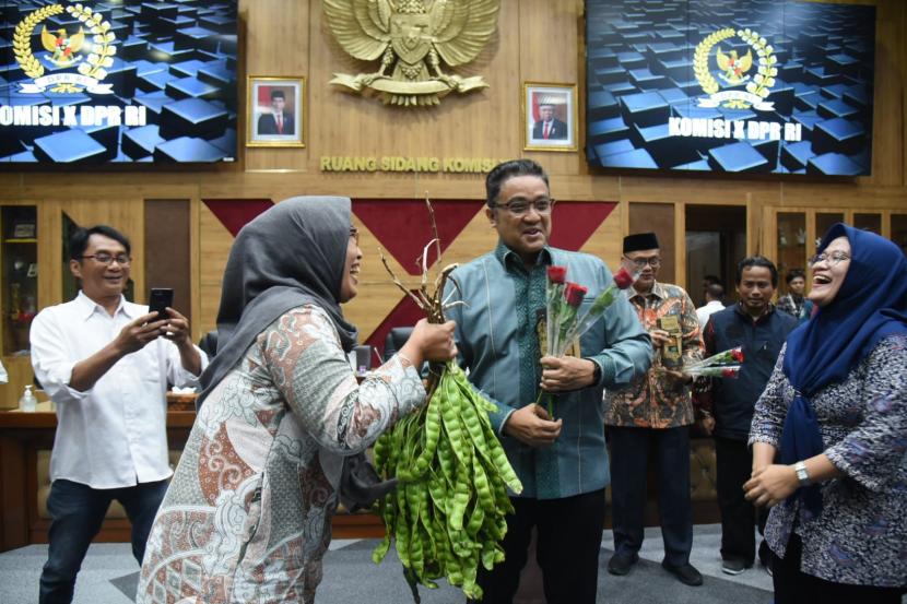 Komisi X DPR RI menerima aspirasi Forum Guru Honorer Negeri Lulus Passing Grade Seluruh Indonesia (FGHNLPGSI). 