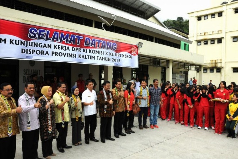 Komisi X meninjau PPLP/SKOI dan Stadion Utama Palaran, Samarinda, Jumat (25/11).