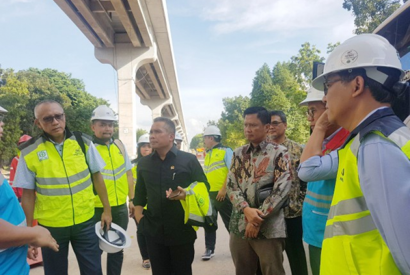 Komisi XI DPR RI meninjau pembangunan  LRT di Palembang.
