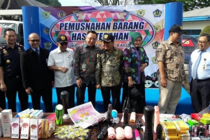 Komisi XI DPR RI yang dipimpin Marwan Cik Hasan menyaksikan langsung pemusnahan barang sitaan Bea dan Cukai di Teluk Bayur, Sumatra Barat. 