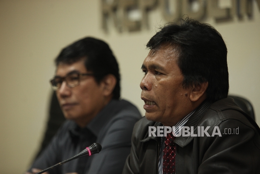  Komisioner Badan Pengawas Pemilu (Bawaslu) Nelson Simanjuntak (kanan) memberikan keterangan pers terkait penahanan komisioner Bawaslu Provinsi Jawa Timur dan Kepala Sekretariat Bawaslu Jawa Timur dalam perkara dana hibah APBD pengawasan Pilgub Jawa Timur 