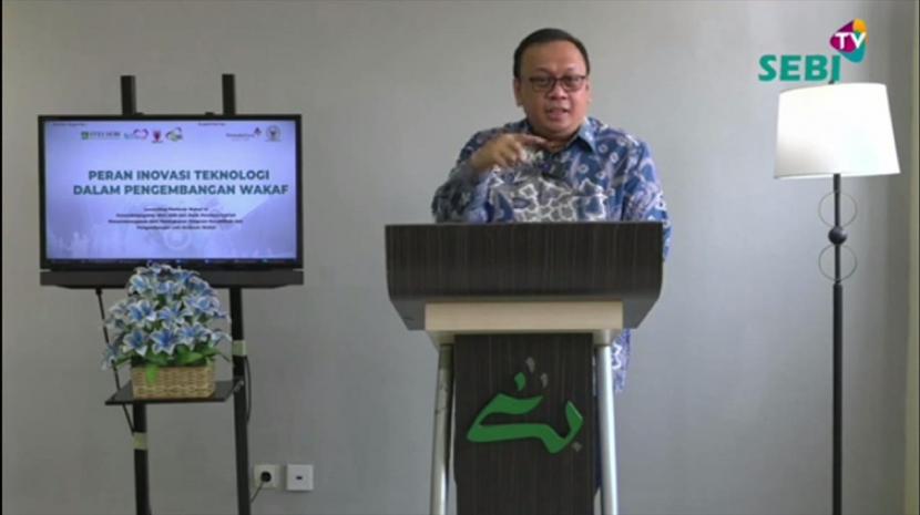 Komisioner Badan Wakaf Indonesia  (BWI) Dr  Irfan Syauqi Beik memberikan keynote speech pada acara webinar “Peran Inovasi Teknologi Dalam Pengembangan Wakaf” yang diselenggarakan oleh STEI SEBI Depok, Ahad (17/4).
