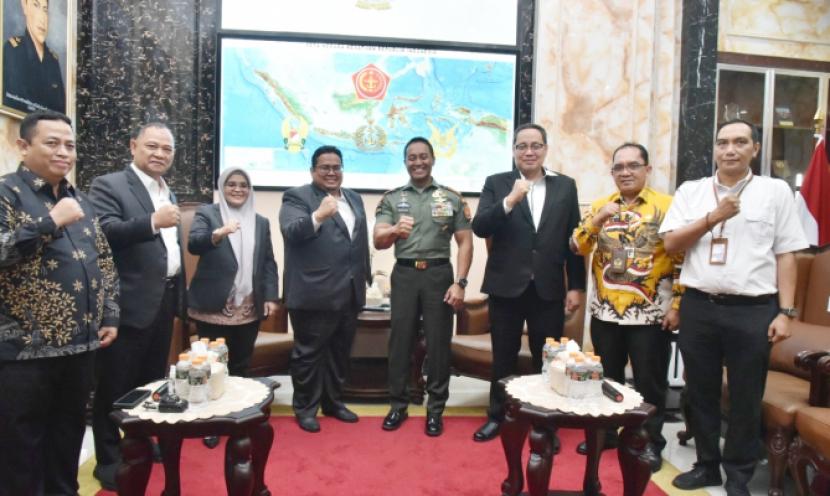 Komisioner Bawaslu bertemu Panglima TNI Andika Perkasa di Mabes TNI, Jakarta, Rabu (21/9). Bawaslu meminta bantuan pengamanan dan intelijen kepada Andika saat gelaran Pemilu 2024. 