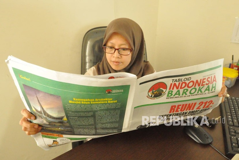   Komisioner Bawaslu Kabupaten Semarang membaca tabloid Indonesia Barokah yang diserahkan salah satu masjid penerima kepada Bawaslu Kabupaten Semarang, Rabu (23/1).