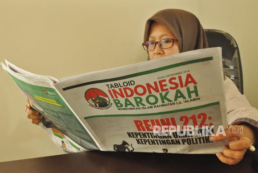   Komisioner Bawaslu Kabupaten Semarang membaca tabloid Indonesia Barokah yang diserahkan salah satu masjid penerima kepada Bawaslu Kabupaten Semarang, Rabu (23/1).