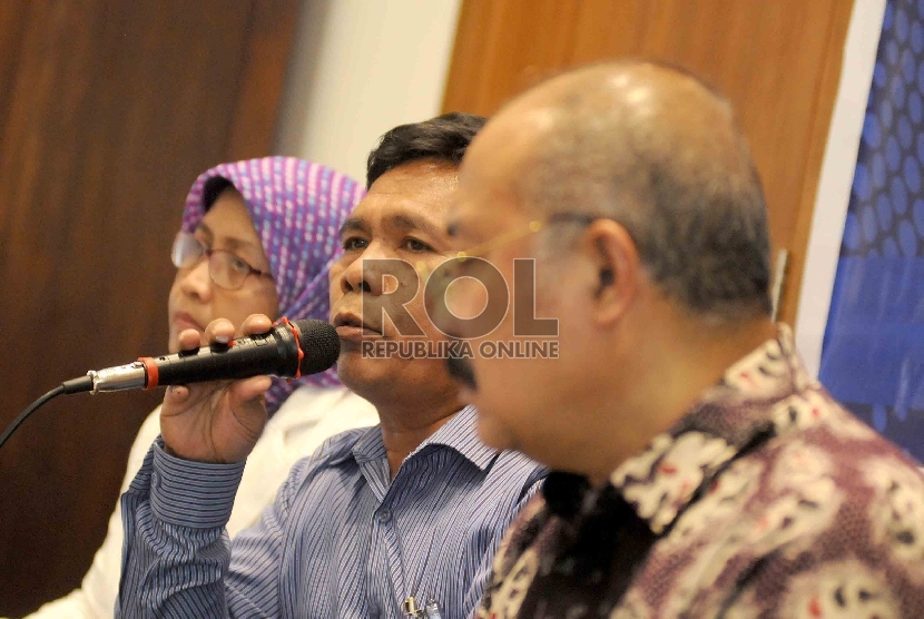 Komisioner Bawaslu Nelson Simanjuntak (Tengah) Penasehat pemantauan Kemitraan yang juga mantan anggota Bawaslu, Wahidah Suaib (kiri) serta Senior Advisor Kemitraan Prof Ramlan Surbakti (kanan) menjadi pembicara dalam diskusi media di Jakarta, Jumat (29/5).