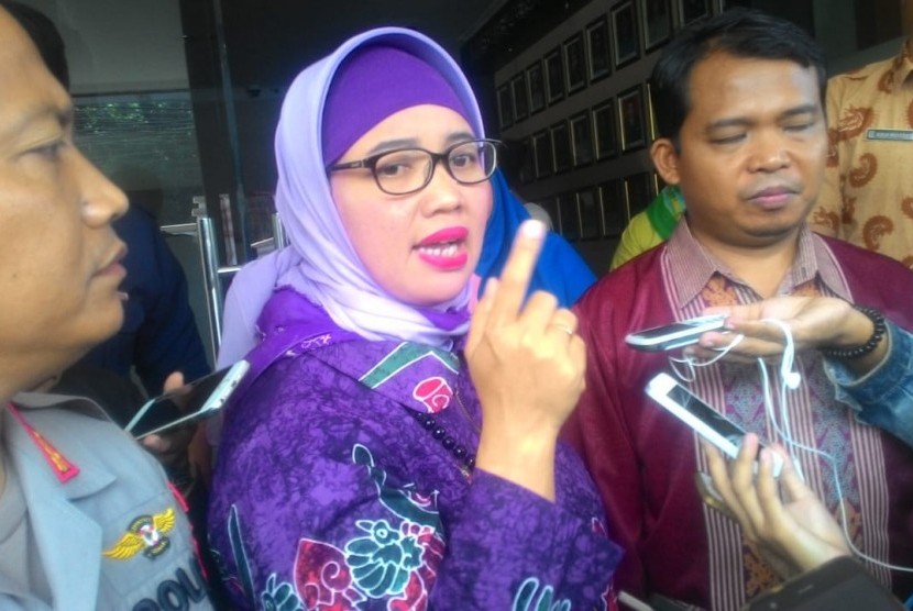 Komisioner Bidang Pendidikan KPAI, Retno Listyarti sedang memberikan keterangan pers seusai melakukan audiensi dengan Kapolres Depok, Kombes Pol Didik Sugiarto terkait pengawasan dan pendampingan siswa  korban guru cabul di Mapolres Depok, Senin (11/6).