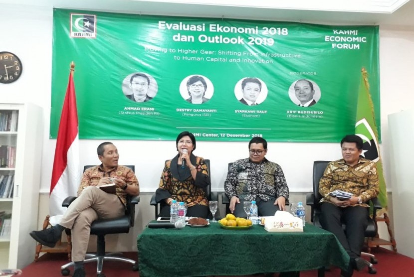 Komisioner ISEI Destry Damayanti menyampaikan pentingnya pembangunan SDM pada 2019 dalam acara Evaluasi Ekonomi 2018 dan Outlook 2019 di KAHMI Center, Rabu (12/12).