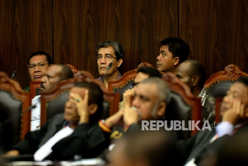  Komisioner KPU, Hadar Nafis Gumay mengikuti sidang putusan gugatan perkara perselisihan hasil pilkada 2015 di Mahkamah Konstitusi, Jakarta, Senin (18/1). (Republika/Wihdan)