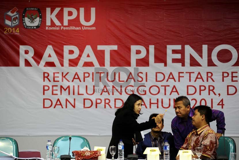  Komisioner Komisi Pemilihan Umum (KPU) Ida Budiarti berbicara dengan komisioner KPU lainnya saat akan digelar Rapat Pleno Terbuka di Kantor KPU, Jakarta, Rabu (23/10).   (Republika/ Tahta Aidilla)