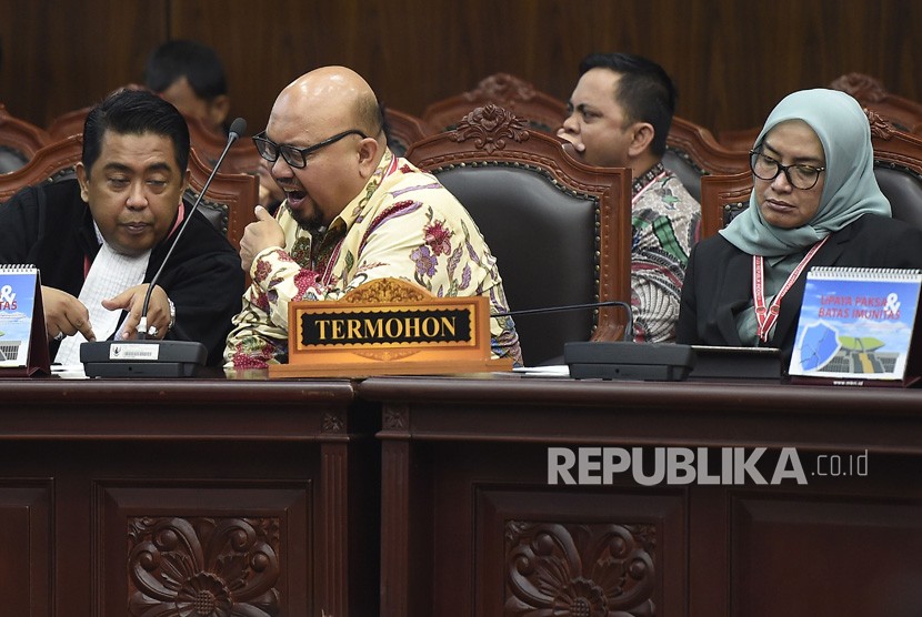 Komisioner Komisi Pemilihan Umum (KPU) Ilham Saputra (kedua kiri) dan Evi Novida Ginting (kanan) sebagai termohon mengikuti sidang putusan akhir untuk perkara sengketa hasil Pemilu Legislatif 2019 di Ruang Sidang Pleno Gedung Mahkamah Konstitusi (MK), Jakarta, Selasa (6/8/2019).