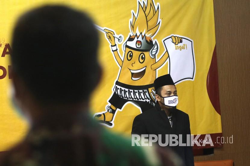 Komisioner KPU Kediri Nanang Qosim mengikuti pelantikan panitia pemungutan suara (PPS) pilkada secara daring di Kediri, Jawa Timur, (ilustrasi).