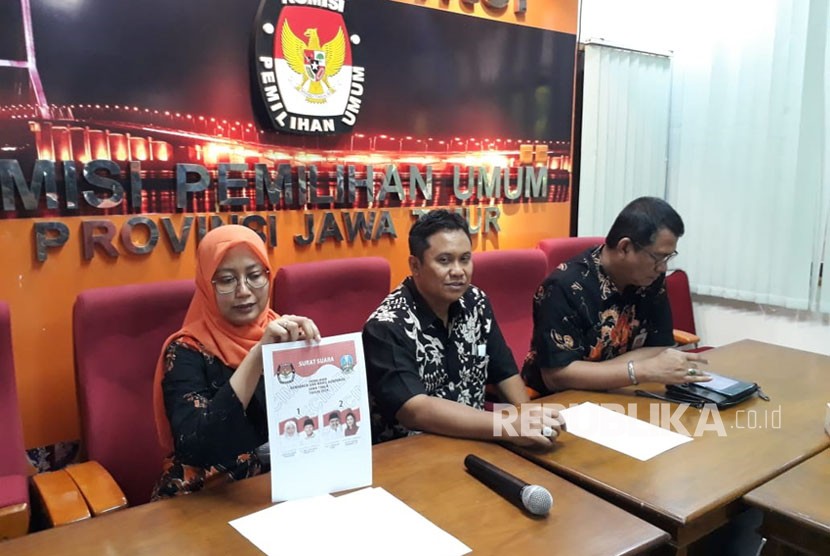 Komisioner Komisi Pemilihan Umum (KPU) Provinsi Jawa Timur bidang logistik Dewita Hayu Sinta (kiri) menunjukan contoh surat suara pada Pilgub Jatim 2018