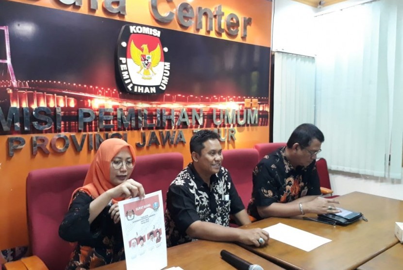 Komisioner Komisi Pemilihan Umum (KPU) Provinsi Jawa Timur bidang logistik Dewita Hayu Sinta (kiri) menunjukan contoh surat suara pada Pilgub Jatim 2018.