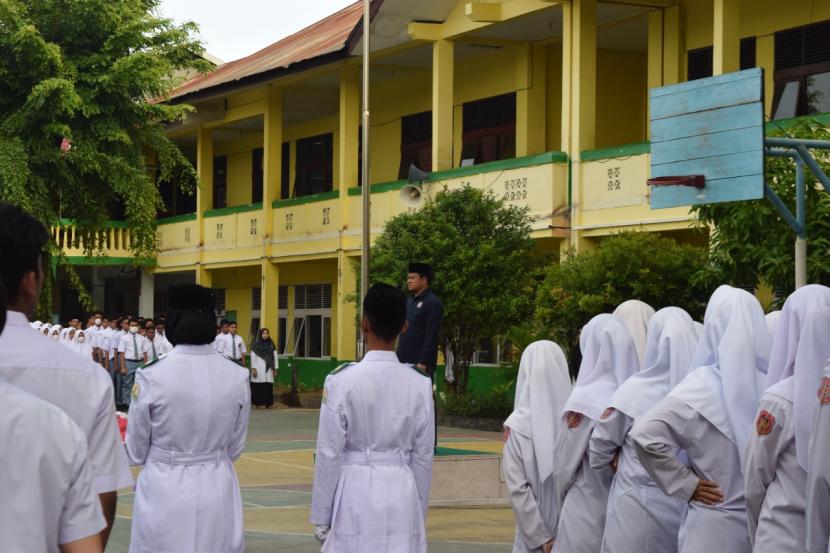 Komisioner Komisi Penyiaran Indonesia (KPI) Aceh, Dr  Teuku Zulkhairi  menjadi  pembina upacara di Madrasah Aliyah Negeri (MAN) Model Banda Aceh, Senin (8/8/2022).