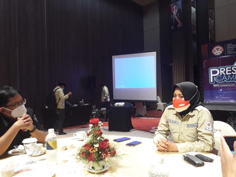 Komisioner Komisi Penyiaran Indonesia (KPI), Nuning Rodiyah memberikan keterangan kepada wartawan di Kota Batu, Ahad (5/9). 