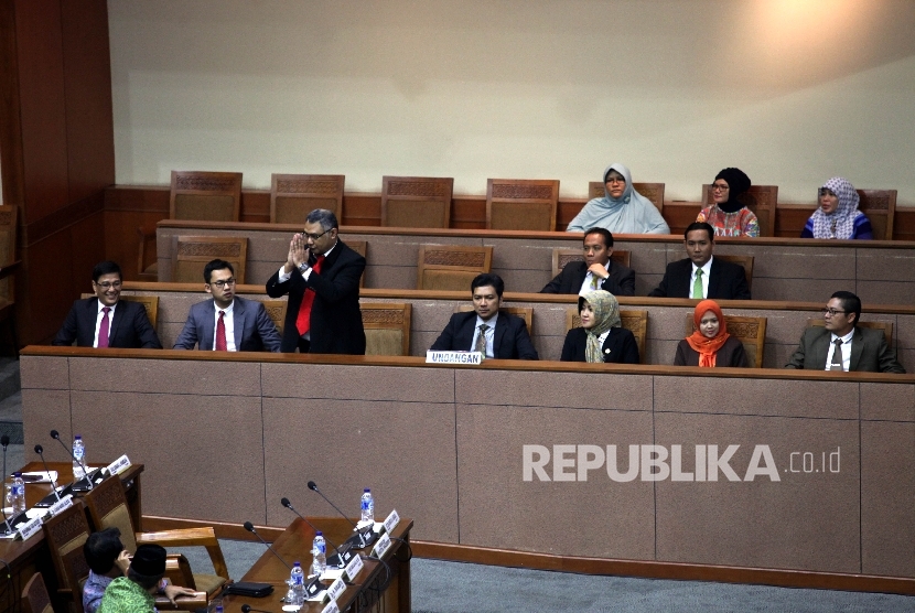 Komisioner Komisi Penyiaran Indonesia (KPI) terpilih saat menghadiri Rapat Paripurna ke-33 Masa Persidangan V tahun 2015-2016 di Komplek Parlemen, Senayan, Jakarta, Rabu (20/7). (Republika/ Rakhmawaty La'lang) 