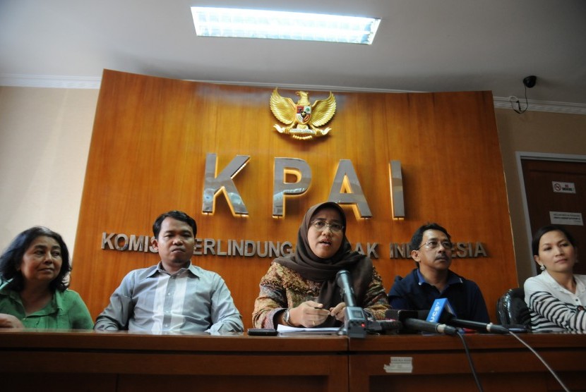 Komisioner Komisi Perlindungan Anak Indonesia (KPAI) bersama LSM Nawala memberikan keterangan pers terkait beredarnya video mesum yang diperankan oleh anak-anak di Internet, di kantor KPAI, Jakarta, Rabu (27/5).