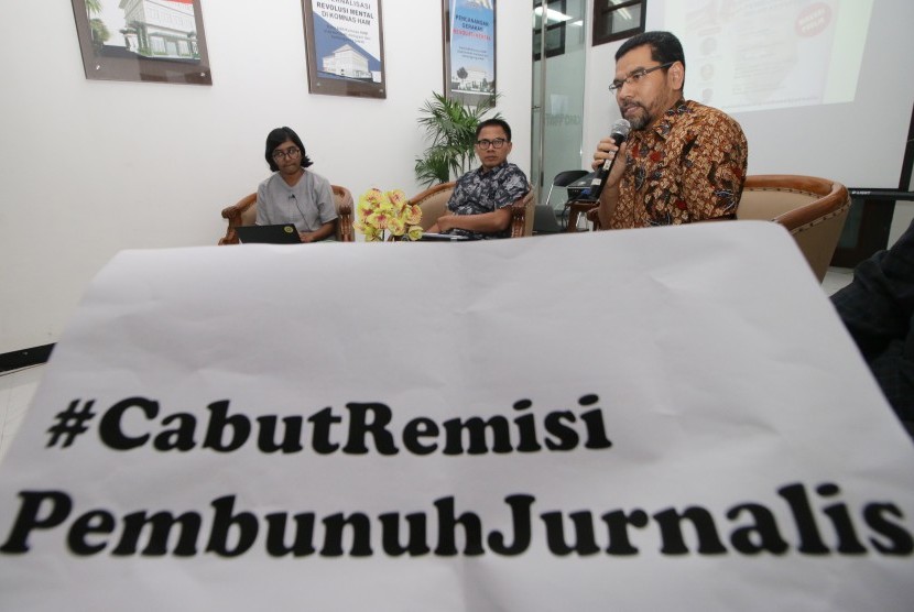 Komisioner Komnas HAM Amiruddin al Rahab (kanan) didampingi Ketua Aliansi Jurnalis Independen (AJI) Abdul Manan (tengah), dan Ketua YLBHI Asfinawati (kiri) memberikan paparan saat diskusi publik di Kantor Komnas HAM, Jakarta, Jumat (8/2/2019). 