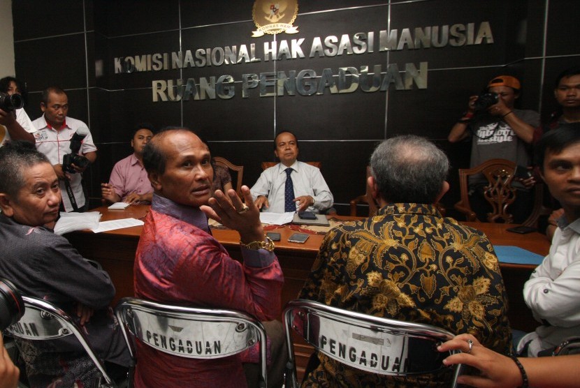 Komisioner Komnas HAM Hafid Abbas (tengah) menerima pengusaha  hiburan malam kalijodo Daeng Azis (kedua kiri) bersama perwakilan warga Kalijodo di gedung Komnas HAM, Jakarta Pusat, Senin (15/2)