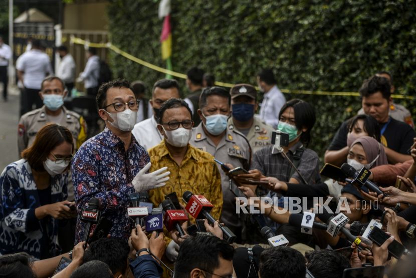 Komisioner Komnas HAM M. Choirul Anam (ketiga kiri) dan Beka Ulung Hapsara (kedua kiri) memberikan keterangan kepada wartawan saat akan meninjau tempat kejadian perkara di rumah dinas mantan Kadiv Propam Irjen Pol Ferdy Sambo di Komplek Polri Duren Tiga, Jakarta, Senin (15/8/2022). Kedatangan Komnas HAM itu untuk memeriksa tempat kejadian perkara dan menyandingkan dengan data-data serta keterangan yang telah diperoleh Komnas HAM terkait dugaan pembunuhan berencana terhadap Brigadir J. 