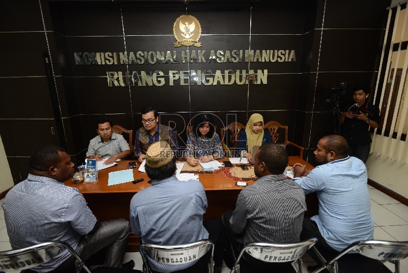  Komisioner Komnas HAM Maneger Nasution (kedua kiri) dan Siane Indriyani (kedua kanan) menerima laporan dari keluarga korban penembakan Tolikara di Ruang pengaduan Komnas HAM, Jakarta, Rabu (16/9). 