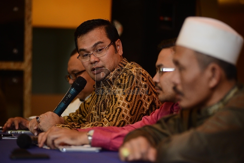 Komisioner Komnas HAM Maneger Nasution (kiri) menyampaikan pemaparannya saat berdiskusi dengan tema Intoleransi di Tolikara yang diadakan di Jakarta, Jumat (11/9).    (Republika/Raisan Al Farisi)