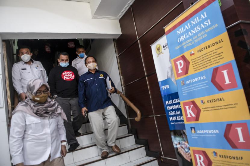 Komisioner Komnas HAM Mohammad Choirul Anam (kanan) berjalan dengan sejumlah pegawai KPK yang dinyatakan tidak lolos Tes Wawasan Kebangsaan (TWK) pada awak media usai audiensi di Kantor Komnas HAM di Jakarta, Senin (24/5/2021). Perwakilan 75 pegawai KPK yang dinyatakan tidak lolos TWK dengan didampingi beberapa lembaga hukum melakukan pengaduan terkait dugaan pelanggaran HAM pada asesmen TWK.