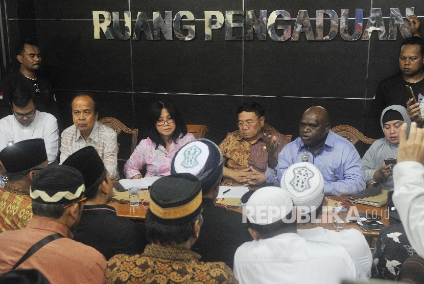 Commissioner of Monitoring and investigation sub-commission in Komnas HAM, Natalius Pigai (right) together with other commissioners listened to a report filed by Presidium of 212 Rally Alumni at Komnas HAM office, Jakarta, Friday (May 12).