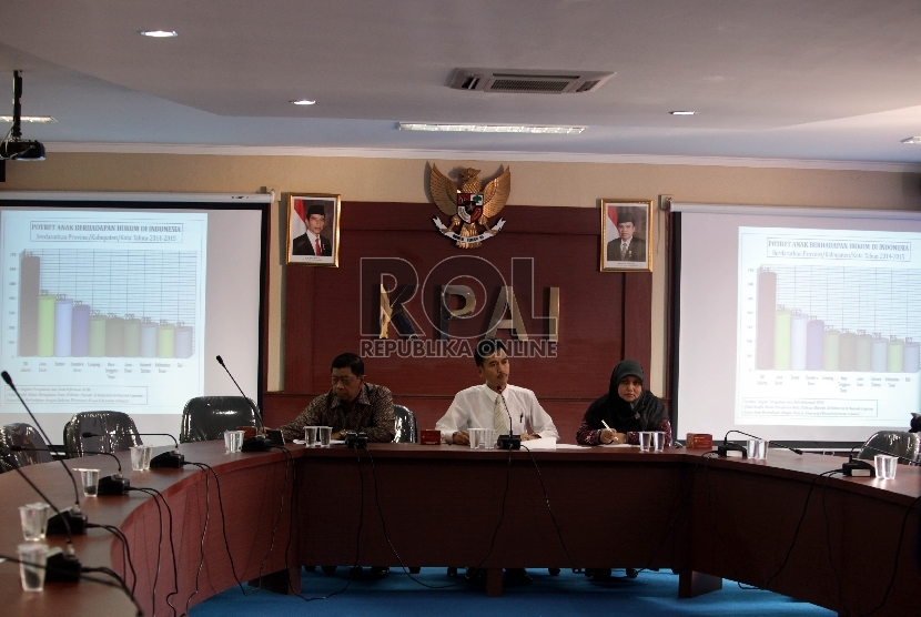 Komisioner KPAI Budiharjo (kiri), Ketua KPAI Asrorum Niam Sholeh (tengah) dan Wakil Ketua KPAI Putu Elvina (kanan) saat memaparkan refleksi akhir tahun KPAI di kantor KPAI, Jakarta akhir Desember 2019 lalu..