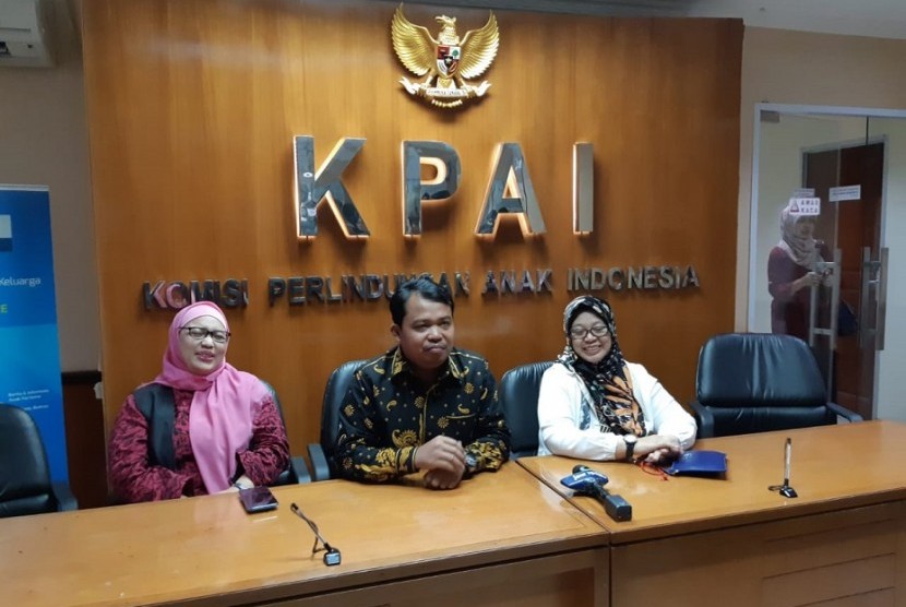 Komisioner KPAI dalam konferensi pers mengenai Upaya perlindungan anak dari gim berkonten negatif di Kantor KPAI Jakarta, Selasa (4/2).