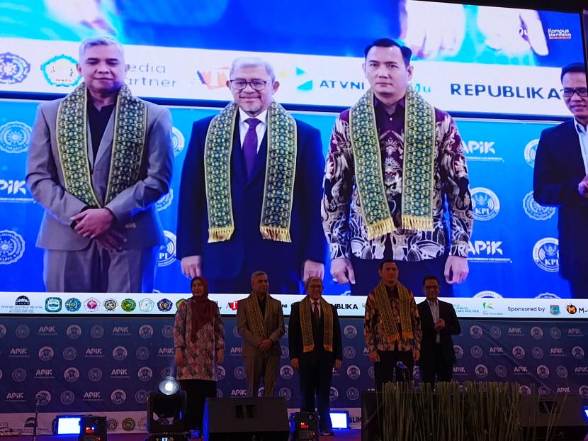 Komisioner KPI Amin Shabana, Wakil Ketua Komisi I DPR Ahmad Heryawan, dan Ketua KPI Ubaidillah saat membuka acara Konferensi Penyiaran Indonesia 2024 di Auditorium KH Ahmad Azhar Basyir di kampus UMJ, Ciputat, Tangerang Selatan, Rabu (30/10/2024).